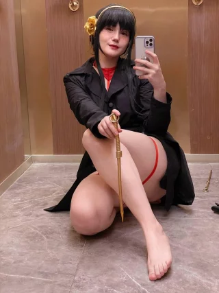 Yor Forger from Spy x Family cosplay (Neyrodesu)
