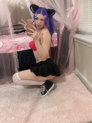 this kitten wants to play with you, are u up for it?