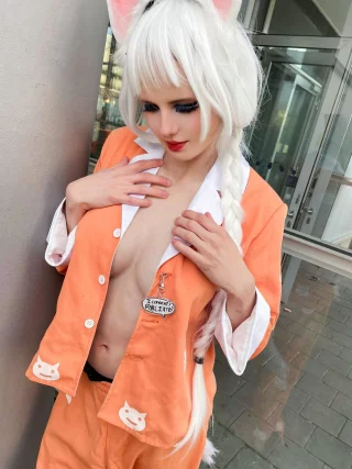 Hanekawa undressing at con by lunyan.cos