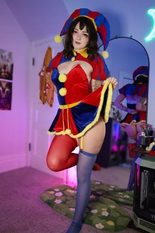 Who doesn’t love some clussy? (elle.chu)