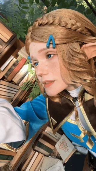 Zelda is really good at it (cosplay by Neyrodesu)