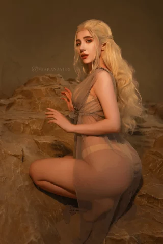 Daenerys Targaryen [Game of Thrones] by (Miakanayuri)