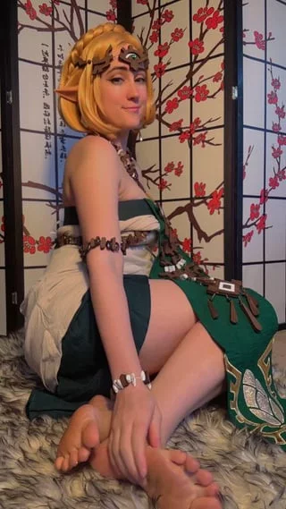 Zelda foot touch by littlefernn