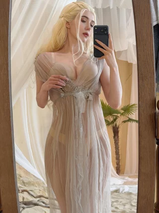 Daenerys Targaryen [Game of Thrones] by (Miakanayuri)