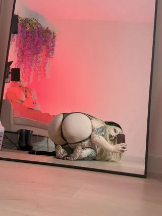 Bela Dimitrescu has a nice ass (Kuroitsne)