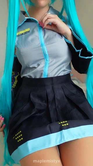 Miku shows off (maplemistyx) [Vocaloid]