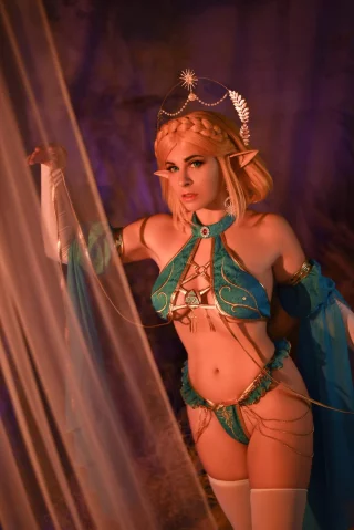 Zelda from the Legend of Zelda by Yuna Kairi