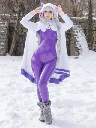 Aloeveraiskawaii cosplaying Emilia - Re Zero