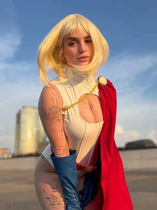 Power Girl cosplay by u/TheRealKhaleesiBB